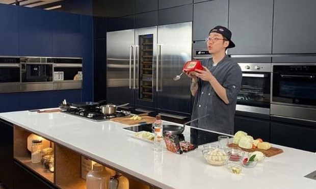 food vlogger dan chef asal Korea Selatan