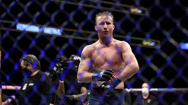 JACKSONVILLE, FLORIDA - MAY 09: Justin Gaethje of the United States celebrates after defeating Tony Ferguson of the United States in their Interim lightweight title fight during UFC 249 at VyStar Veterans Memorial Arena on May 09, 2020 in Jacksonville, Florida.   Douglas P. DeFelice/Getty Images/AFP