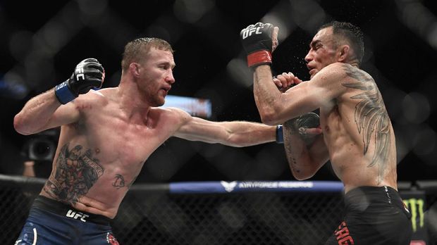 JACKSONVILLE, FL - MAY 09: Justin Gaethje (L) of the United States fights Tony Ferguson (R) of the United States in their Interim lightweight title fight during UFC 249 at VyStar Veterans Memorial Arena on May 9, 2020 in Jacksonville, Florida.   Douglas P. DeFelice/Getty Images/AFP