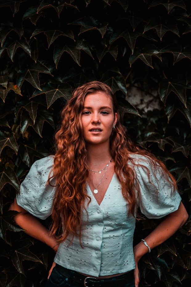 kalung dengan pendant - www.unsplash.com/Marcel Straus Kerah busana V lebih cocok dengan kalung dengan detail pendant.