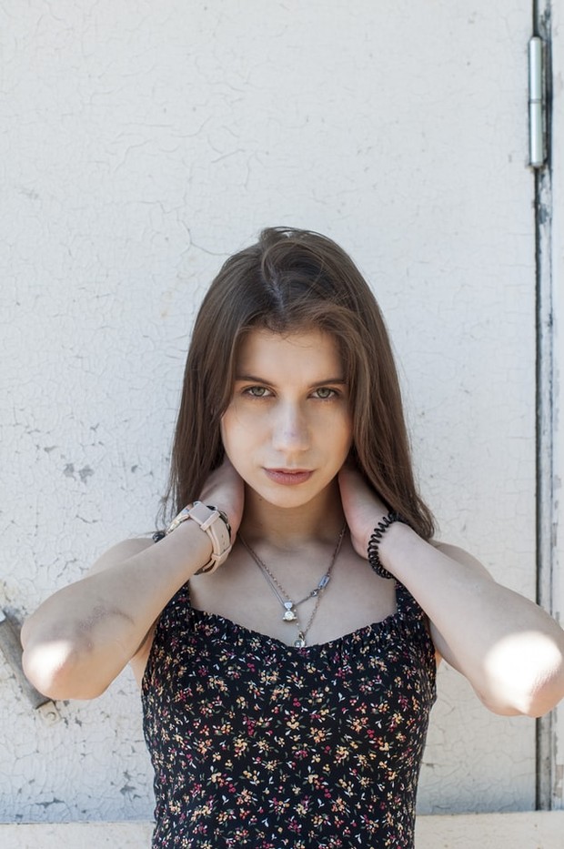 Kalung - www.unsplash.com/Maks Styazhkin Kalung dengan tipe lariat cocok untuk busana berpotongan kerah kotak