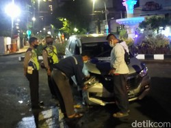 Pengemudi Mengantuk, MPV Tabrak Air Mancur hingga Terguling