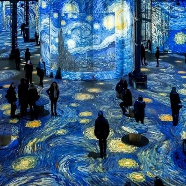 L’Atelier des Lumières/pinterest.com/sandyhernandez Pameran seni imersif yang memerankan karya seni klasik dalam format digital.