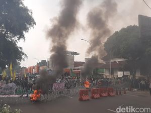 Setahun Jokowi, Demonstran Bakar Ban-Bawa Keranda di Istana Bogor