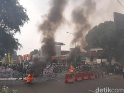 Setahun Jokowi, Demonstran Bakar Ban-Bawa Keranda di Istana Bogor