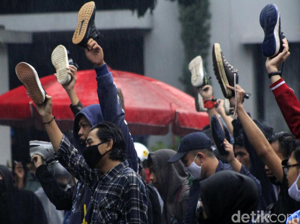 Mahasiswa di Bandung Ramai-ramai Angkat Sepatu