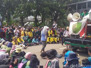 Demo di Patung Kuda, Massa Mahasiswa Gelar Aksi Teatrikal Demo di Patung Kuda, Massa Mahasiswa Gelar Aksi Teatrikal