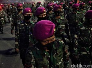 Marinir Bubarkan Massa di Thamrin