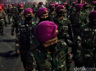 Marinir Bubarkan Massa di Thamrin