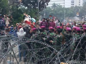Dibujuk Marinir, Massa Remaja di Patung Kuda Mulai Bubarkan Diri Dibujuk Marinir, Massa Remaja di Patung Kuda Mulai Bubarkan Diri