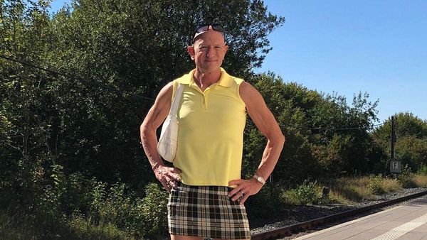 Potret Pria Maskulin yang Kemana-mana Pakai Rok & High Heels, Ungkap Alasannya