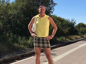 Potret Pria Maskulin yang Kemana-mana Pakai Rok & High Heels, Ungkap Alasannya