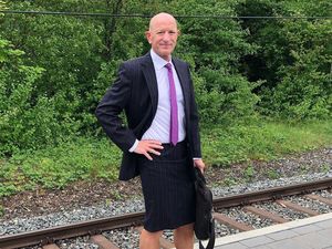 Viral Pria Heteroseksual yang Suka Pakai Rok & High Heels, Diizinkan Istri