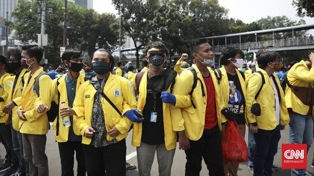 The masses who are members of BEM SI held a demonstration against the bus law in the Medan Merdeka Barat area, Jakarta on Tuesday October 20, 2020. CNN Indonesia / Bisma Septalisma