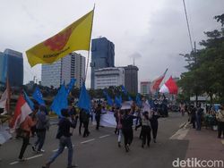 Massa Buruh di Patung Kuda Jakpus Bubarkan Diri, Mahasiswa Masih Bertahan