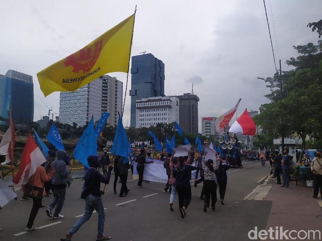 Massa Buruh di Patung Kuda Jakpus Bubarkan Diri, Mahasiswa Masih Bertahan Massa Buruh di Patung Kuda Jakpus Bubarkan Diri, Mahasiswa Masih Bertahan