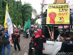 Buruh-Mahasiswa di Cilegon Demo Minta Omnibus Law Dicabut