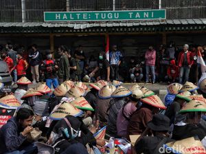 Orasi Massa Buruh di Tugu Tani