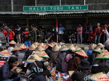 Orasi Massa Buruh di Tugu Tani Orasi Massa Buruh di Tugu Tani