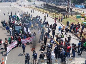 Orasi Tolak Omnibus Law, Massa di Patung Kuda Bakar Ban Orasi Tolak Omnibus Law, Massa di Patung Kuda Bakar Ban