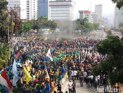 Tambah Ramai, Begini Penampakan Demo Omnibus Law di Patung Kuda Sore Ini