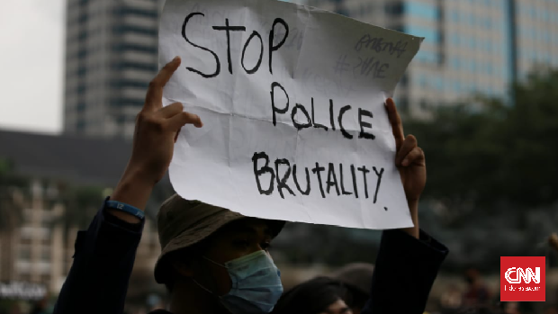 Massa melakukan aksi unjuk rasa menolak omnibus law di kawasan Medan Merdeka Barat, Jakarta, Selasa, 20 Oktober 2020. CNN Indonesia/Andry Novelino