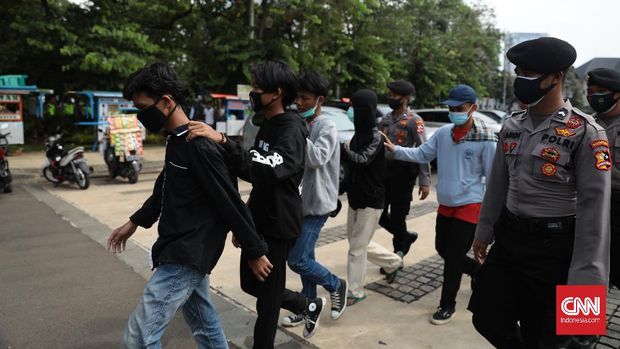 Police officers secure several mobs in the area of ​​the horse statue, Jakarta, on Tuesday, October 20, 2020. CNN Indonesia / Bisma Septalisma