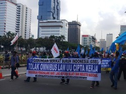 Massa Buruh Gabung dengan Mahasiswa di Patung Kuda Monas