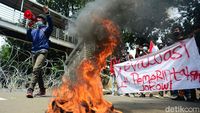Massa Mahasiswa Bakar Ban di Patung Kuda