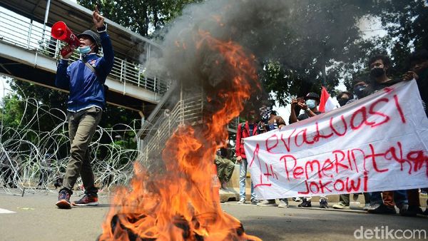Massa Mahasiswa Bakar Ban di Patung Kuda