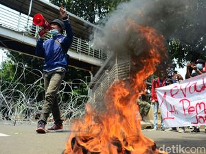 Massa Mahasiswa Bakar Ban di Patung Kuda Massa Mahasiswa Bakar Ban di Patung Kuda