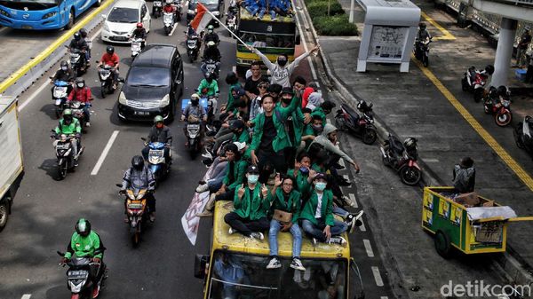 Penampakan Massa Mahasiswa Bergerak Menuju Istana