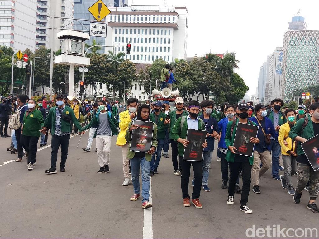 Demo Tolak Omnibus Law, Massa Mahasiswa Tiba di Patung Kuda