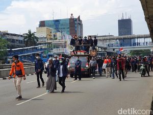Massa Mahasiswa Tiba di Perempatan Harmoni, Diarahkan ke Jalan Suryopranoto