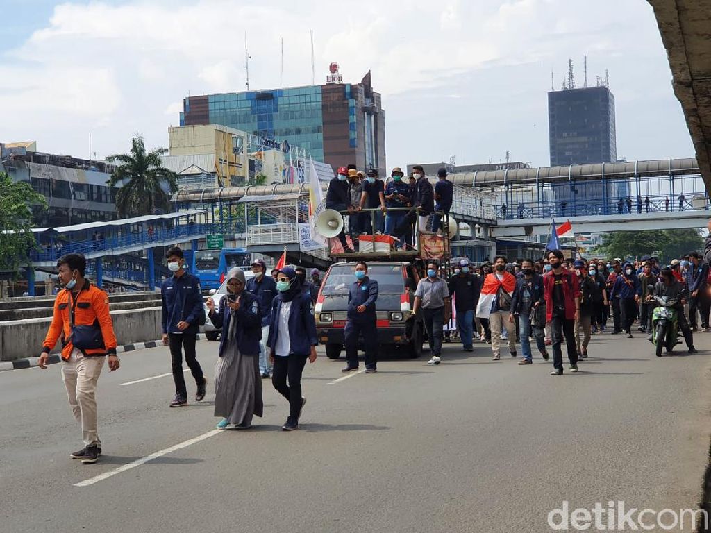 Massa Mahasiswa Tiba di Perempatan Harmoni, Diarahkan ke Jalan Suryopranoto Massa Mahasiswa Tiba di Perempatan Harmoni, Diarahkan ke Jalan Suryopranoto