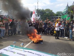 Massa Demo Omnibus Law Penuhi Patung Kuda, Bakar-bakar Ban