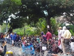 Massa Remaja Masih Bertahan di Patung Kuda, Sempat Ribut Sendiri