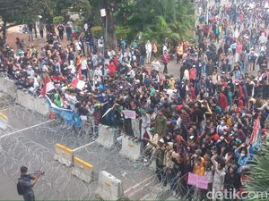 Mahasiswa Bubar dari Patung Kuda, Massa Remaja Maju Lempar Batu ke Aparat