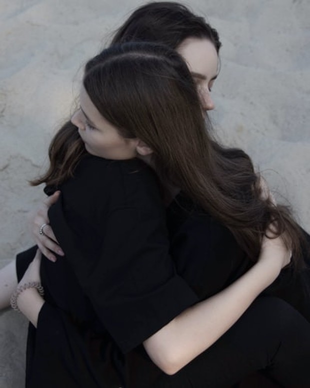 . Pelukan juga akan memberi tahu bahwa kita layak dicintai dan perasaan itula yang membuat kita merasa lebih baik.