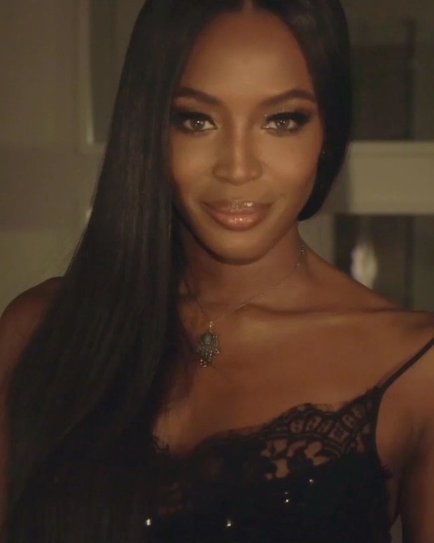 Lewat channel Youtubenya, Naomi mengungkapkan hal pertama yang Ia lakukan dalam perawatan wajahnya adalah membersihkan makeup.