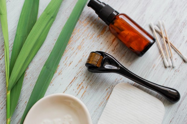 Setelah menyemprotkan wajahnya dengan face mistnya, Naomi rolling wajahnya menggunakan face roller sebelum menggunakan hydrating serum.