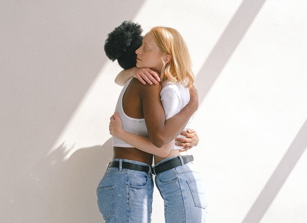 Ilmuwan telah menemukan bahwa sentuhan dapat mengurangi kecemasan pada orang yang memiliki rasa takut.