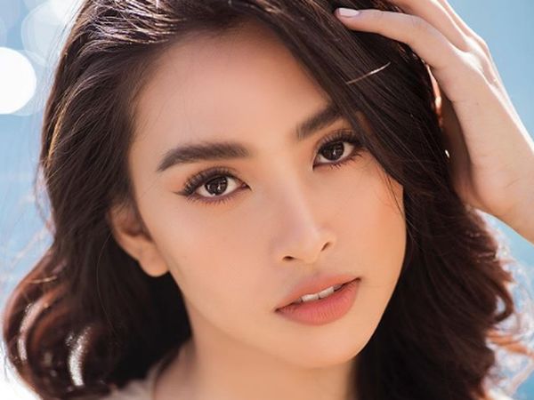 Gaya Miss Vietnam Pose Pakai Kaus Oversized Tapi Dikira Nggak Pakai Celana