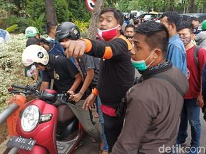 Motor Warga Nyaris Hilang Saat Lihat Pencarian Korban Tenggelam di Kalimas