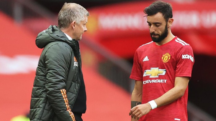 MANCHESTER, ENGLAND - OCTOBER 04: Ole Gunnar Solskjaer, Manager of Manchester United speaks with Bruno Fernandes of Manchester United during the Premier League match between Manchester United and Tottenham Hotspur at Old Trafford on October 04, 2020 in Manchester, England. Sporting stadiums around the UK remain under strict restrictions due to the Coronavirus Pandemic as Government social distancing laws prohibit fans inside venues resulting in games being played behind closed doors. (Photo by Carl Recine - Pool/Getty Images)
