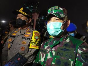 Narji dan Chika Jessica Beri Bunga dan Ucapkan Terima Kasih ke TNI Narji dan Chika Jessica Beri Bunga dan Ucapkan Terima Kasih ke TNI