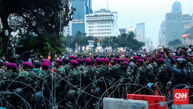 The rally, which was dominated by youths dressed loosely in the Arjuna Wiwaha horse statue, opened with an escort of TNI members.  A police officer said on his walkie talky 