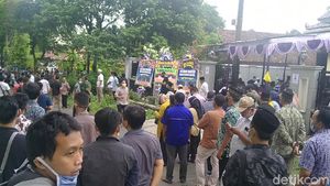 Pelayat Berdatangan ke Rumah Duka Ketua Gerindra Pekalongan