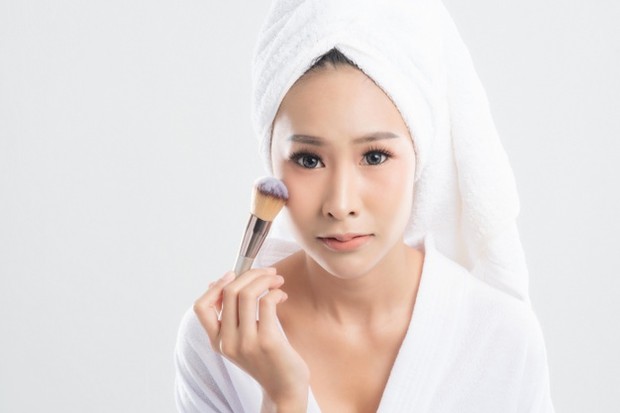 Penggunaan brush makeup/ sumber: freepik.com Bersihkan brush makeup menggunakan campuran air hangat dan sabun.
