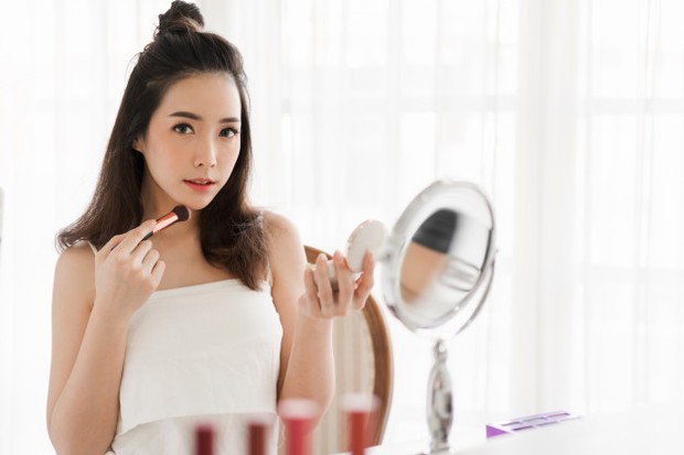 Penggunaan brush makeup/ sumber: freepik.com Brush makeup wajib dibersihkan rutin dan berkala.